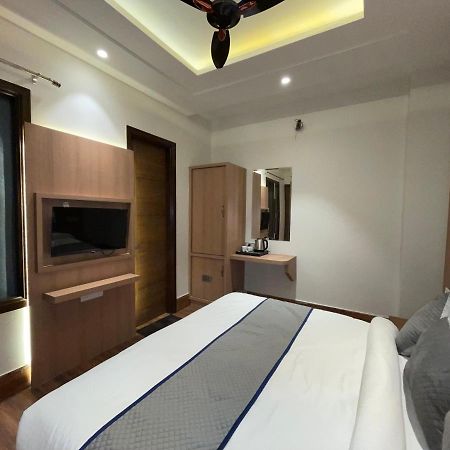 Hotel Crown Savoy, Near Railway Station & Guru Nanak Dev University Amritsar Buitenkant foto