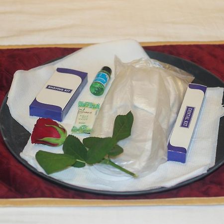 Hotel Crown Savoy, Near Railway Station & Guru Nanak Dev University Amritsar Buitenkant foto