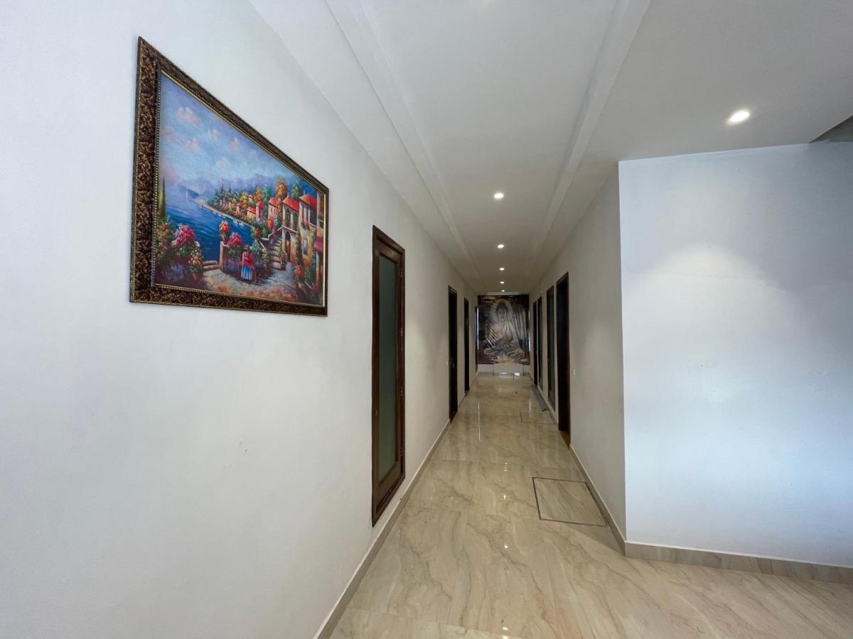 Hotel Crown Savoy, Near Railway Station & Guru Nanak Dev University Amritsar Buitenkant foto
