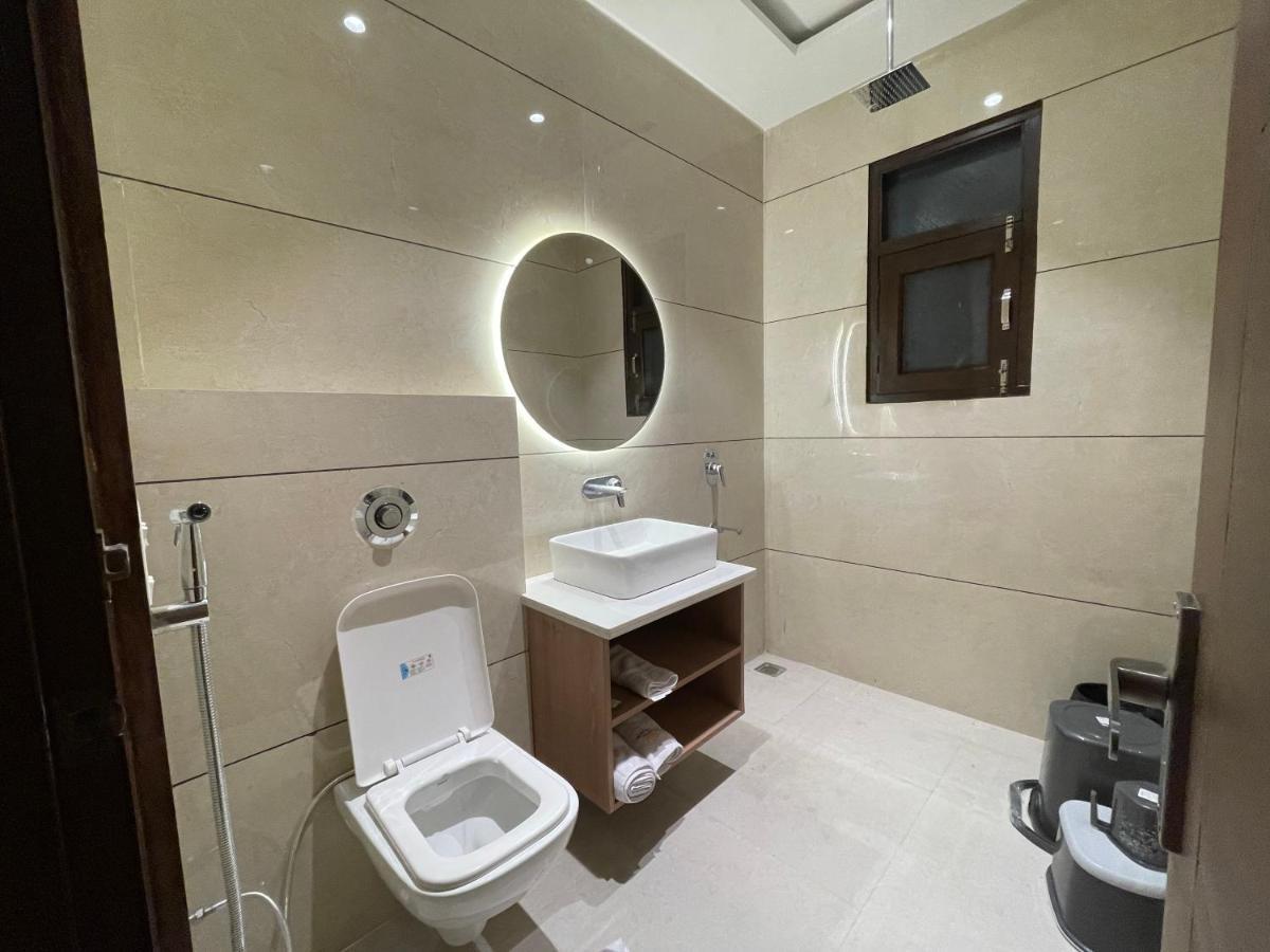 Hotel Crown Savoy, Near Railway Station & Guru Nanak Dev University Amritsar Buitenkant foto