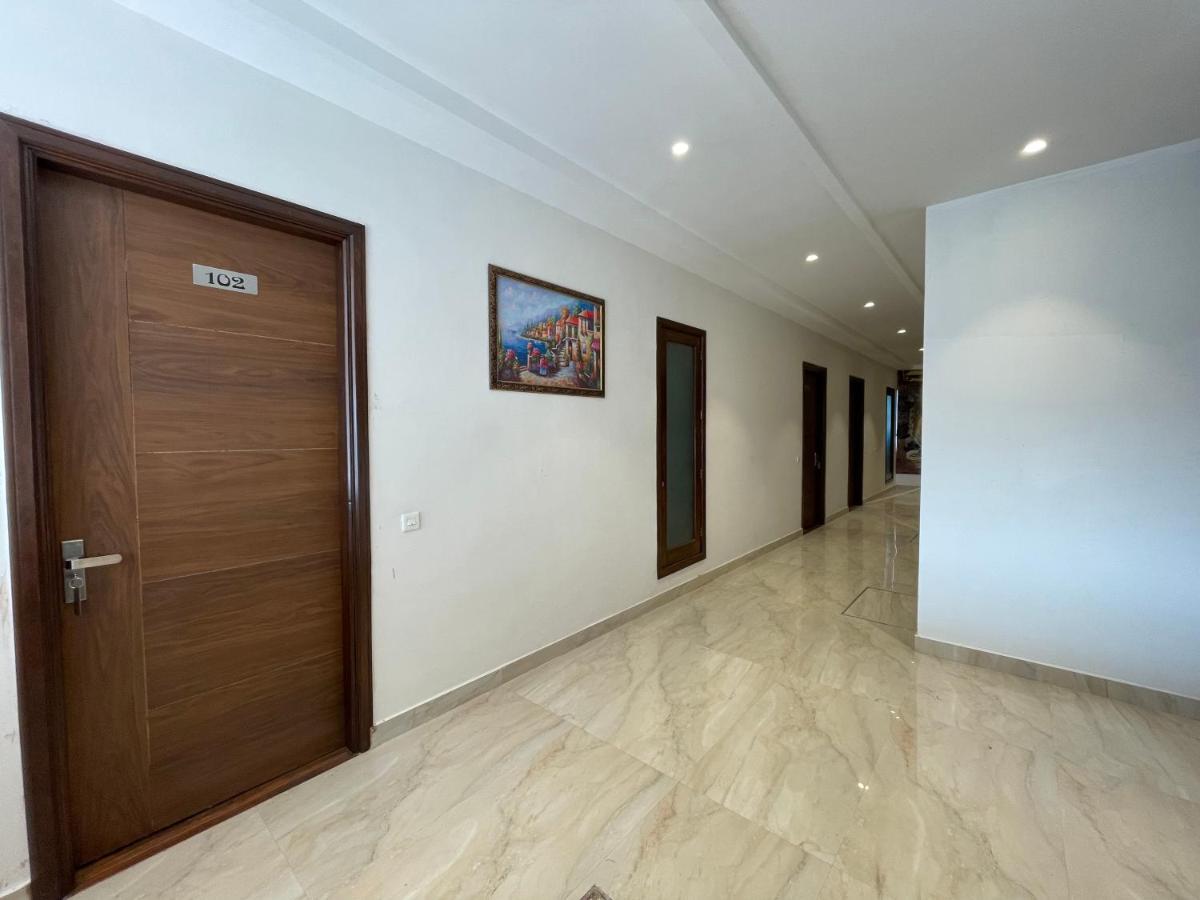 Hotel Crown Savoy, Near Railway Station & Guru Nanak Dev University Amritsar Buitenkant foto