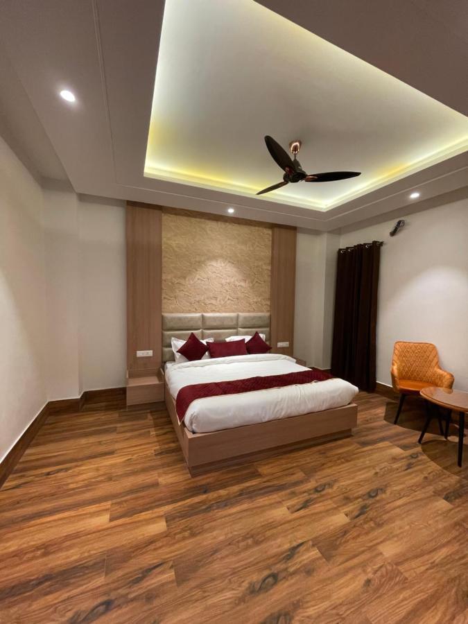 Hotel Crown Savoy, Near Railway Station & Guru Nanak Dev University Amritsar Buitenkant foto