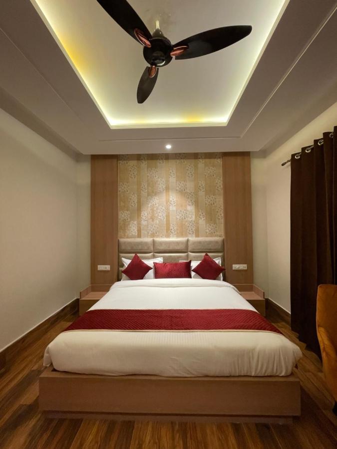 Hotel Crown Savoy, Near Railway Station & Guru Nanak Dev University Amritsar Buitenkant foto