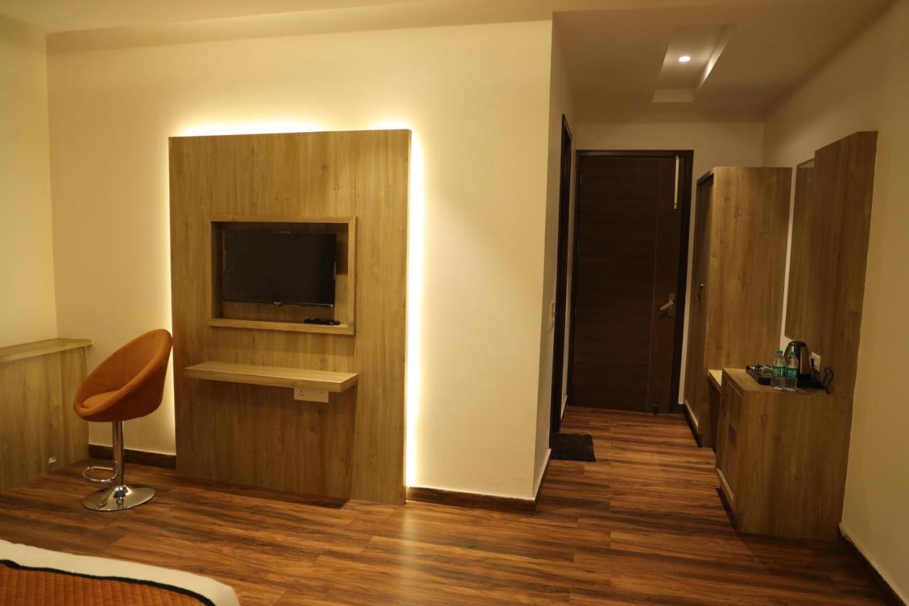 Hotel Crown Savoy, Near Railway Station & Guru Nanak Dev University Amritsar Buitenkant foto