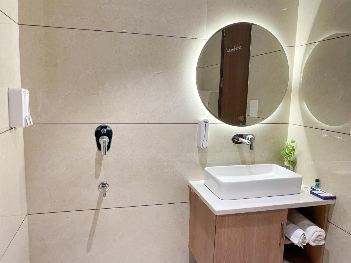 Hotel Crown Savoy, Near Railway Station & Guru Nanak Dev University Amritsar Buitenkant foto