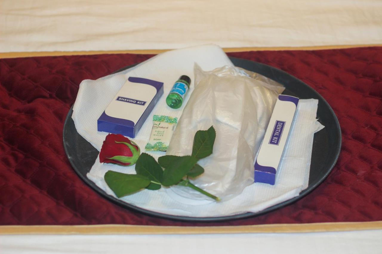 Hotel Crown Savoy, Near Railway Station & Guru Nanak Dev University Amritsar Buitenkant foto