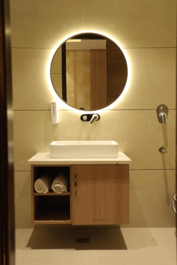 Hotel Crown Savoy, Near Railway Station & Guru Nanak Dev University Amritsar Buitenkant foto