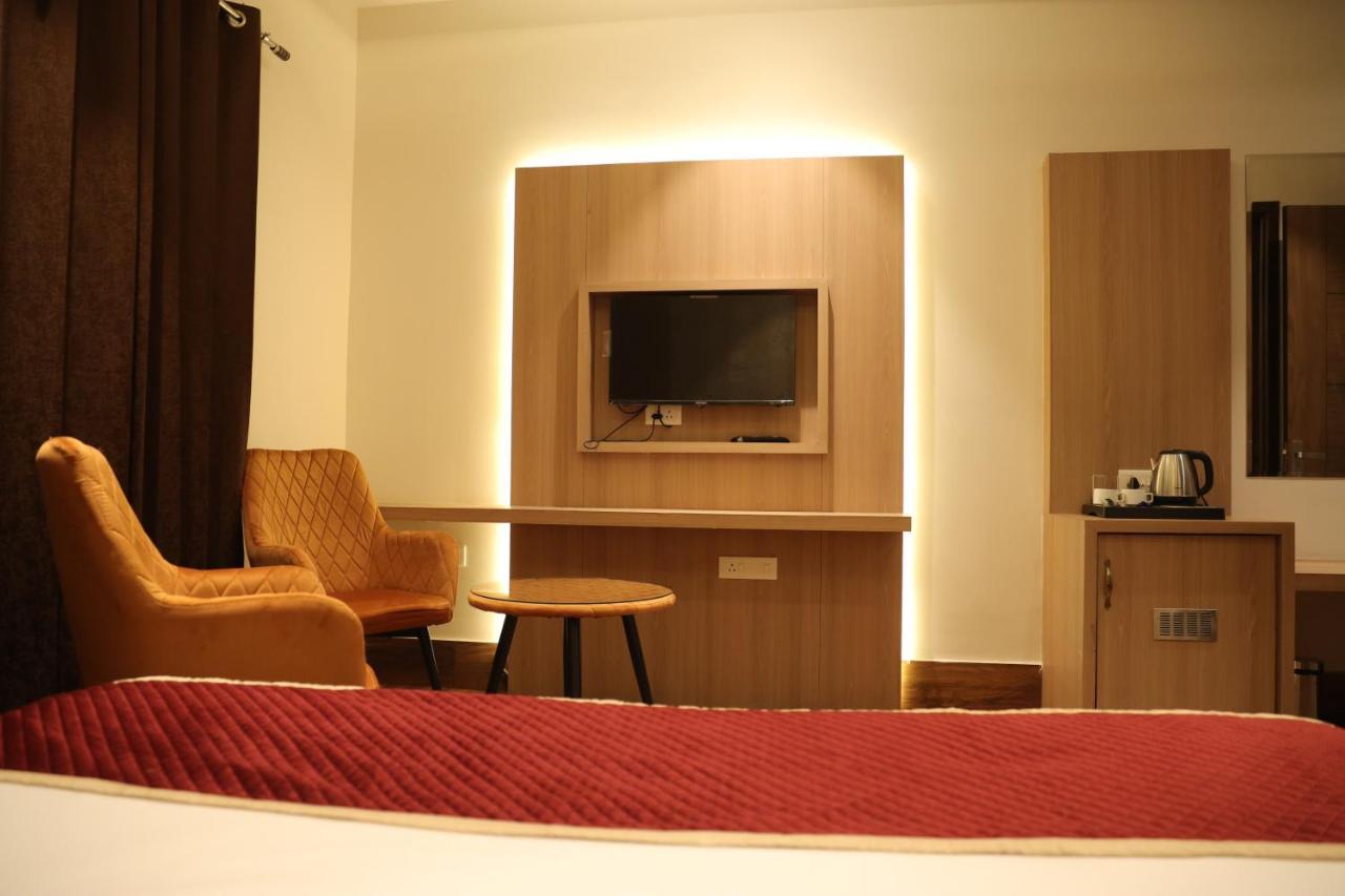 Hotel Crown Savoy, Near Railway Station & Guru Nanak Dev University Amritsar Buitenkant foto