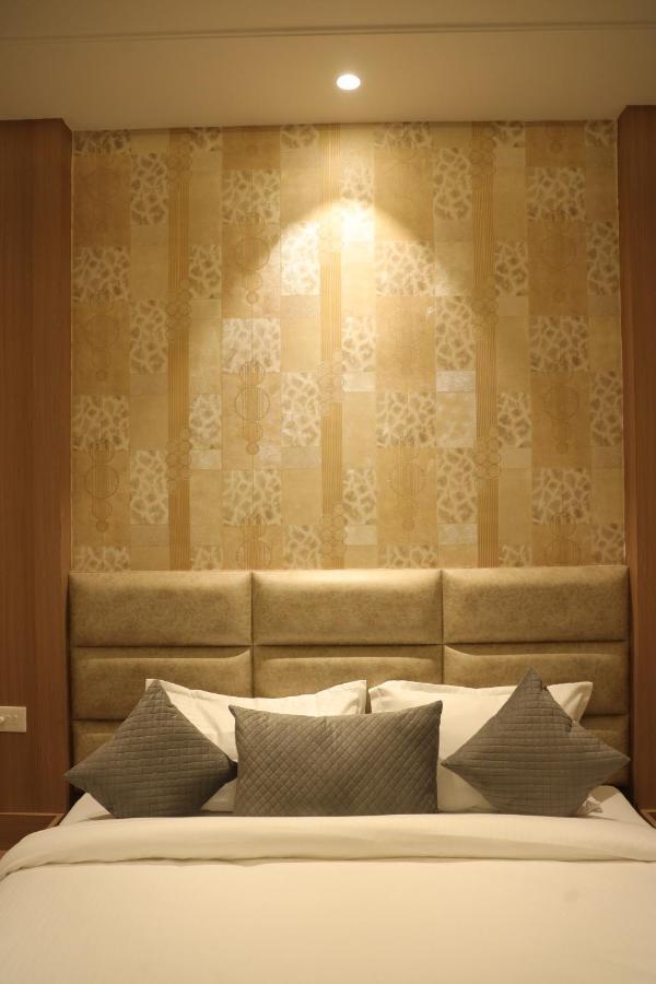 Hotel Crown Savoy, Near Railway Station & Guru Nanak Dev University Amritsar Buitenkant foto