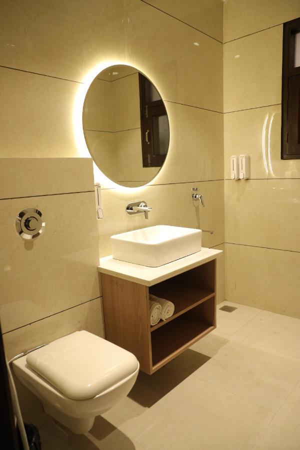 Hotel Crown Savoy, Near Railway Station & Guru Nanak Dev University Amritsar Buitenkant foto