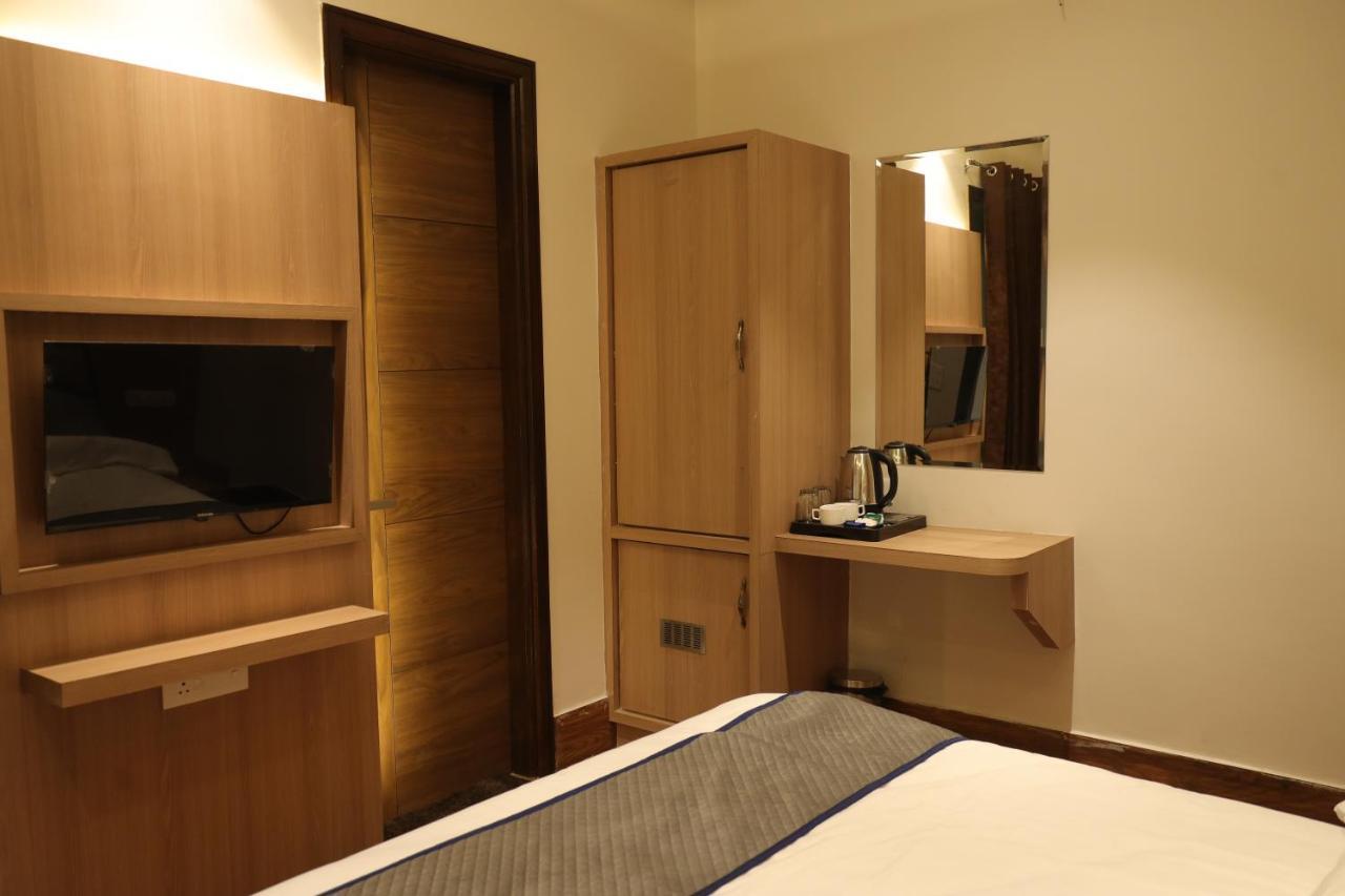Hotel Crown Savoy, Near Railway Station & Guru Nanak Dev University Amritsar Buitenkant foto