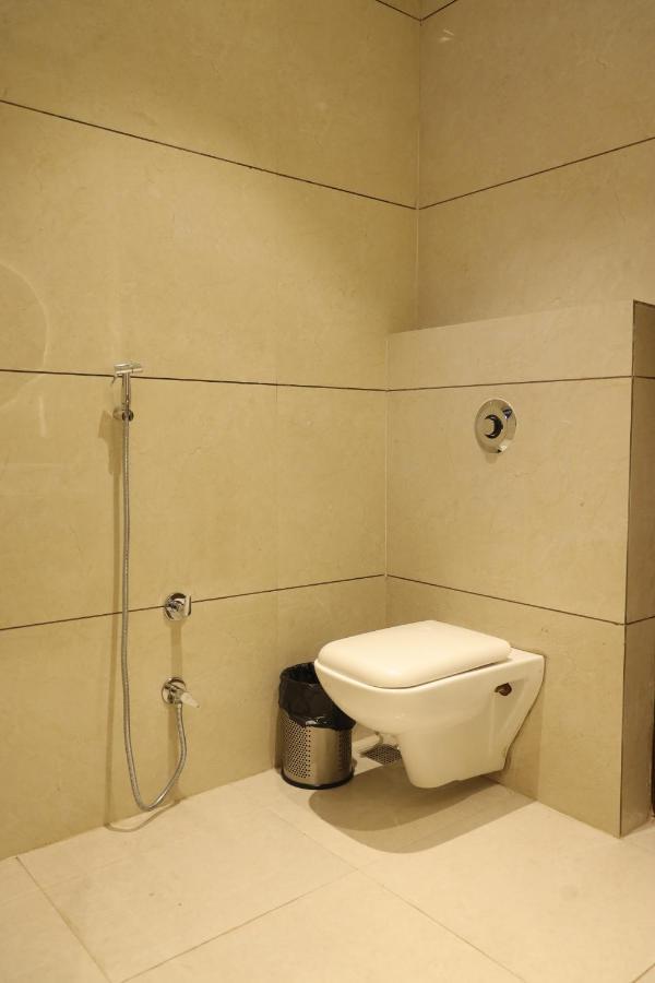 Hotel Crown Savoy, Near Railway Station & Guru Nanak Dev University Amritsar Buitenkant foto