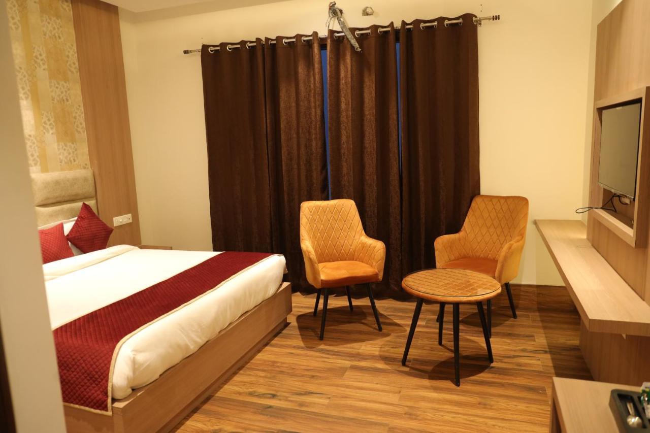 Hotel Crown Savoy, Near Railway Station & Guru Nanak Dev University Amritsar Buitenkant foto