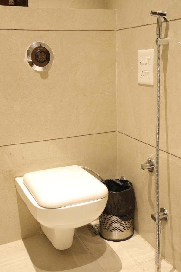 Hotel Crown Savoy, Near Railway Station & Guru Nanak Dev University Amritsar Buitenkant foto