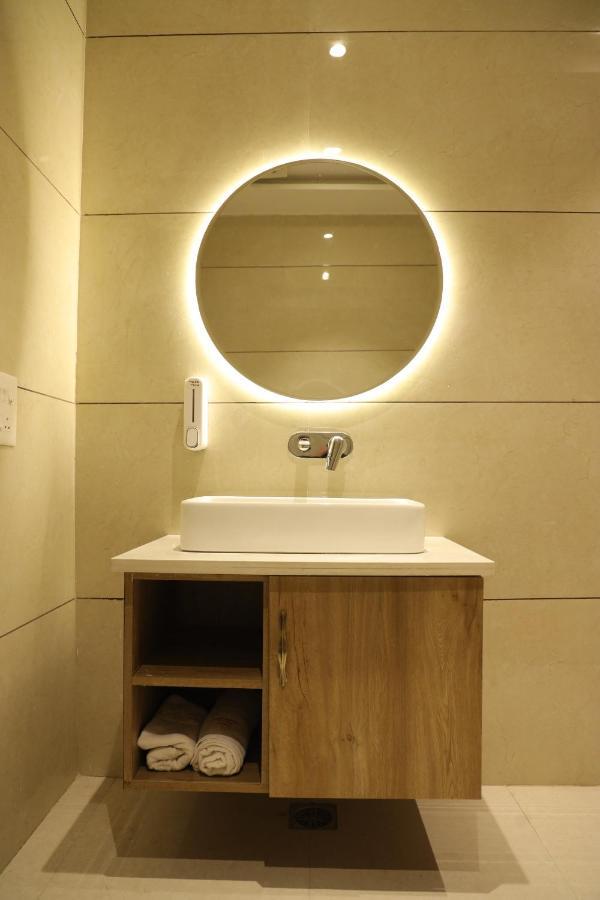 Hotel Crown Savoy, Near Railway Station & Guru Nanak Dev University Amritsar Buitenkant foto