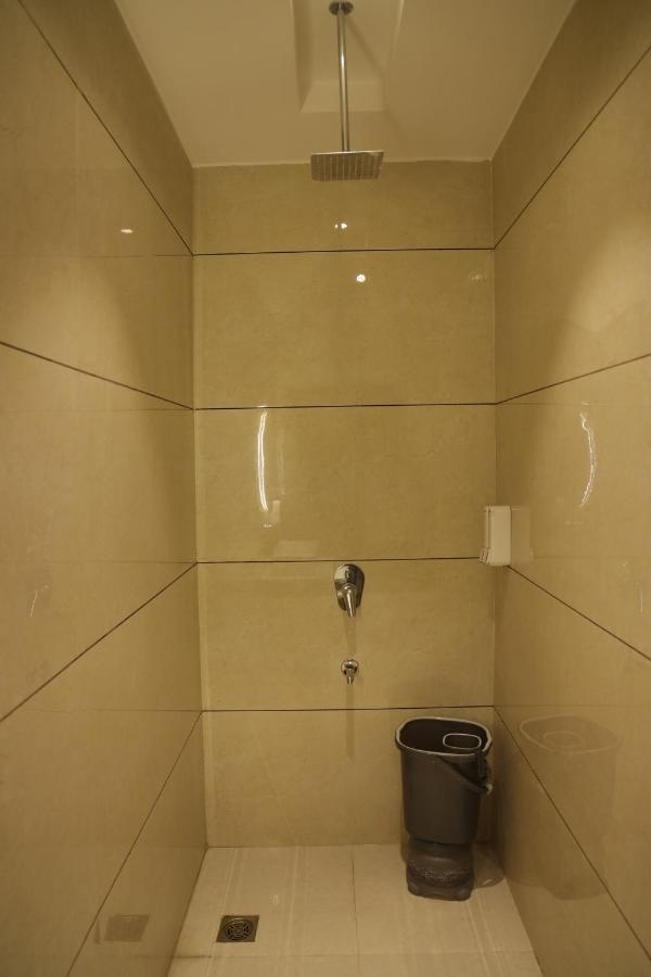 Hotel Crown Savoy, Near Railway Station & Guru Nanak Dev University Amritsar Buitenkant foto