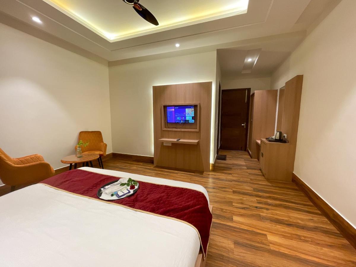 Hotel Crown Savoy, Near Railway Station & Guru Nanak Dev University Amritsar Buitenkant foto