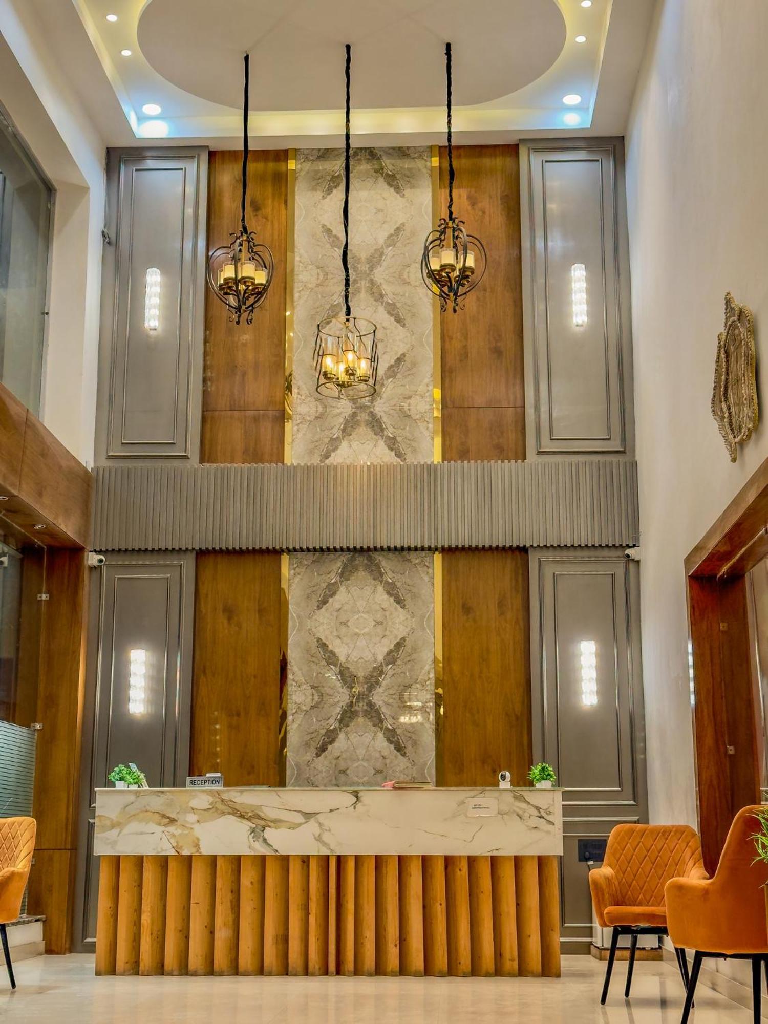 Hotel Crown Savoy, Near Railway Station & Guru Nanak Dev University Amritsar Buitenkant foto