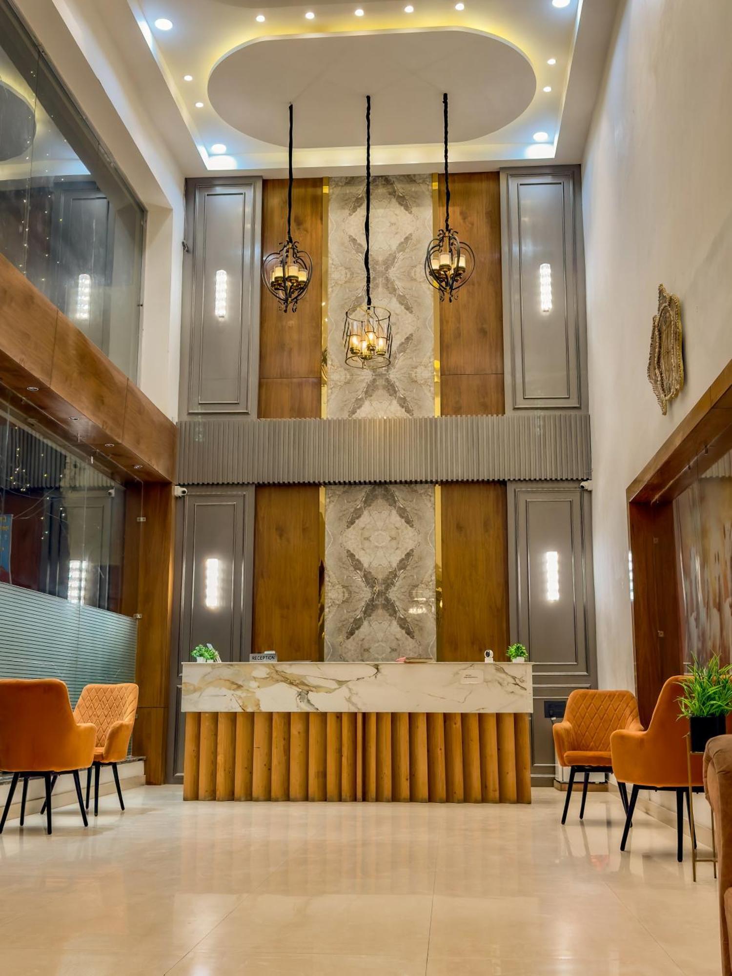 Hotel Crown Savoy, Near Railway Station & Guru Nanak Dev University Amritsar Buitenkant foto