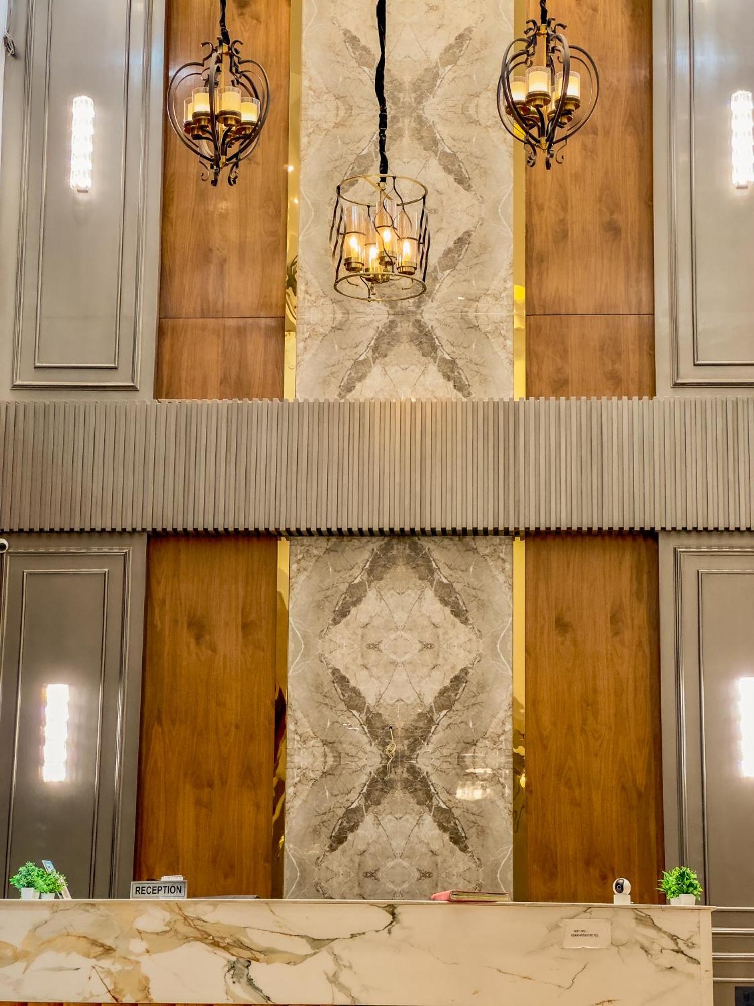 Hotel Crown Savoy, Near Railway Station & Guru Nanak Dev University Amritsar Buitenkant foto